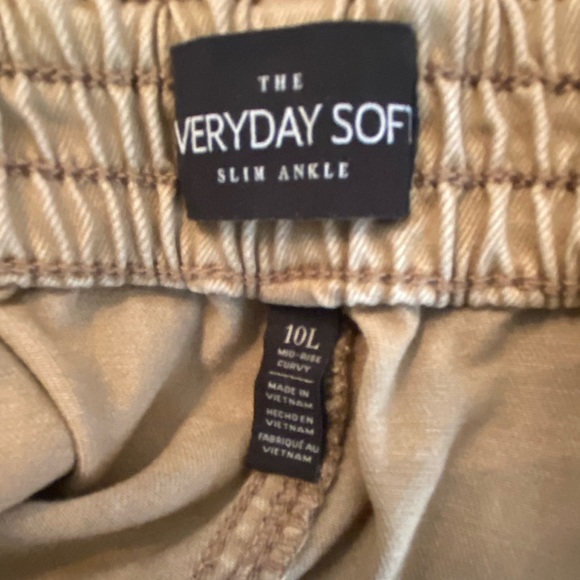 White House Black Market Curvy-Fit Soft Denim MidRise Skinny Jeans Beige 10 Long - Picture 12 of 13